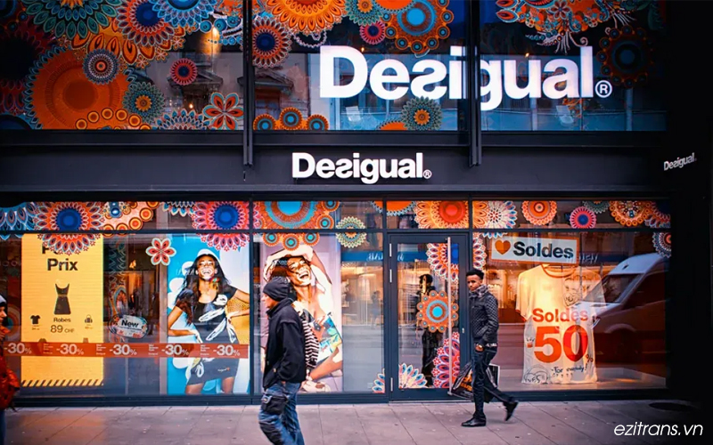 Desigual nổi bật với những thiết kế đầy màu sắc và hoa văn độc đáo